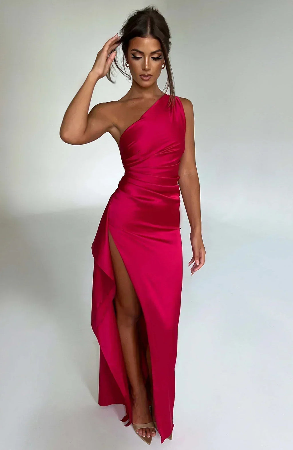 Refinado vestido largo asimétrico de invitada de boda con abertura elegante | Maxi