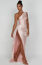 Refinado vestido largo asimétrico de invitada de boda con abertura elegante | Maxi