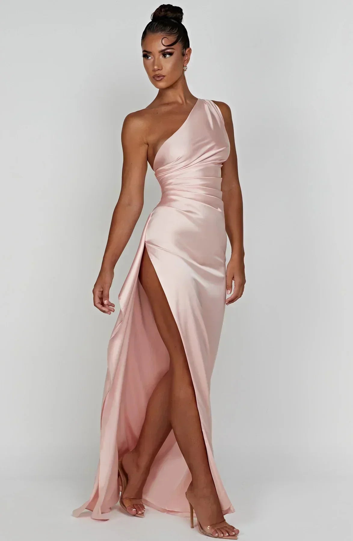 Refinado vestido largo asimétrico de invitada de boda con abertura elegante | Maxi