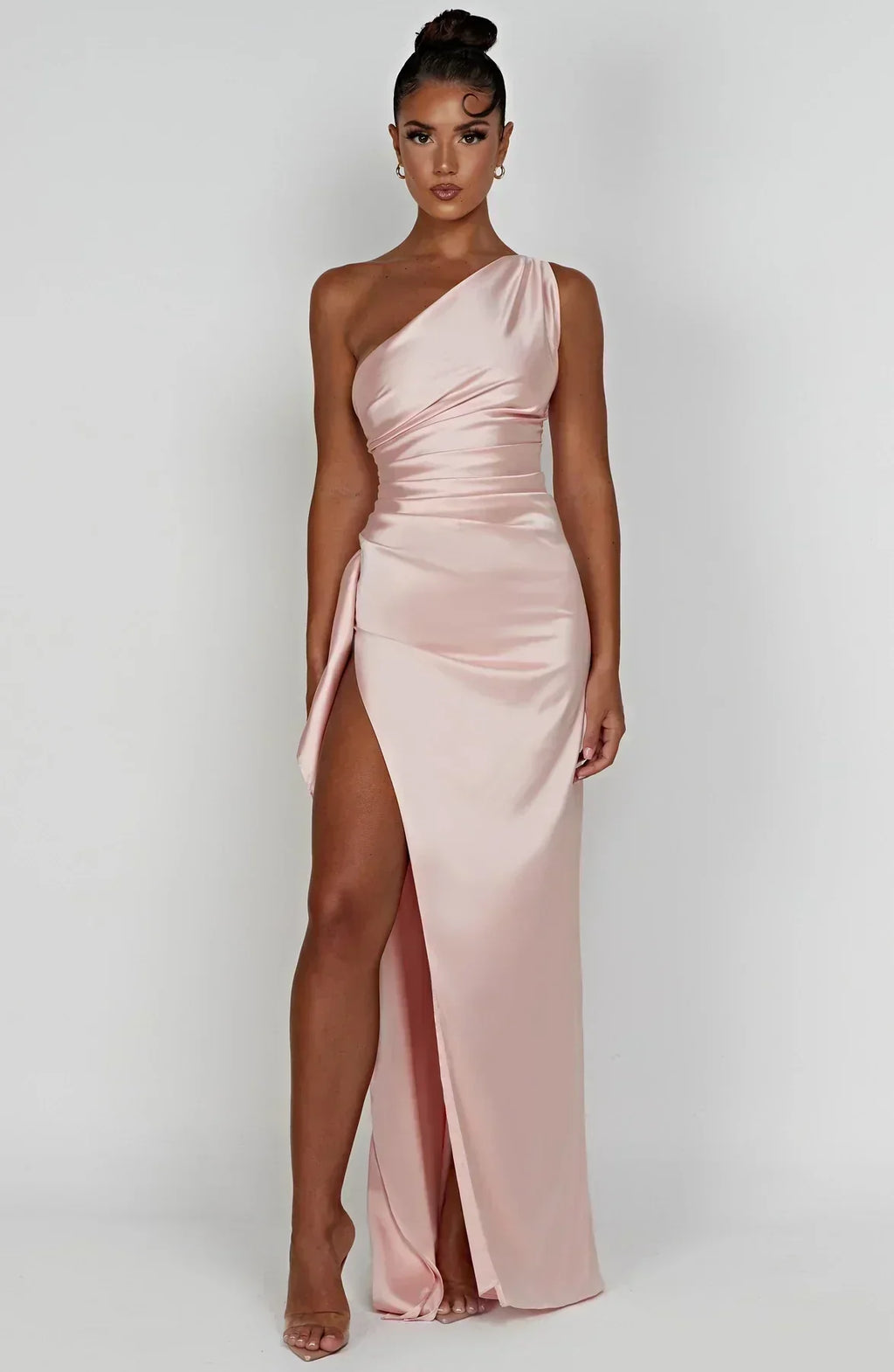 Refinado vestido largo asimétrico de invitada de boda con abertura elegante | Maxi