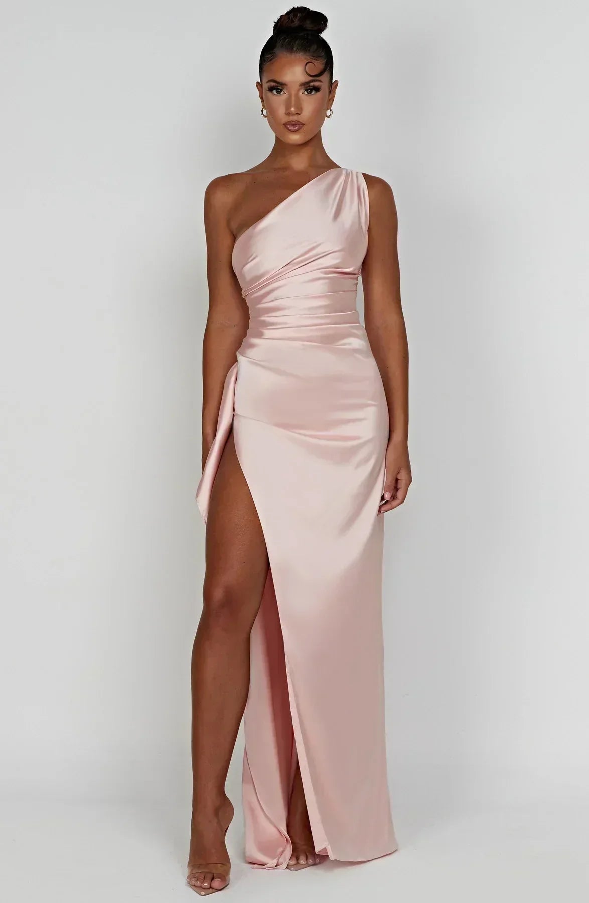 Refinado vestido largo asimétrico de invitada de boda con abertura elegante | Maxi