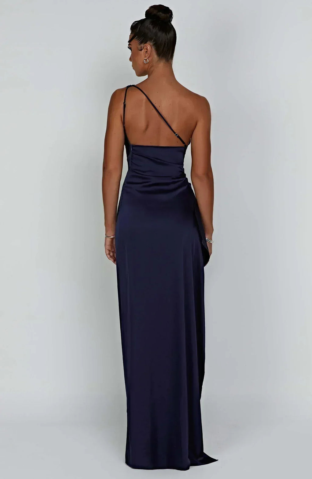 Refinado vestido largo asimétrico de invitada de boda con abertura elegante | Maxi