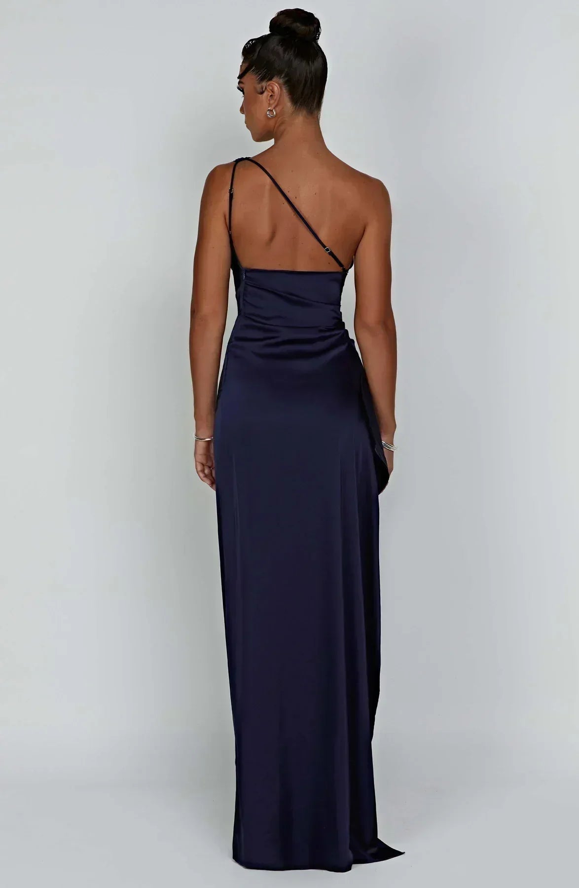 Refinado vestido largo asimétrico de invitada de boda con abertura elegante | Maxi