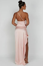 Refinado vestido largo asimétrico de invitada de boda con abertura elegante | Maxi