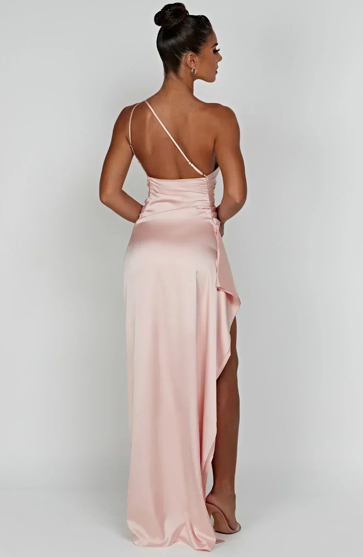 Refinado vestido largo asimétrico de invitada de boda con abertura elegante | Maxi