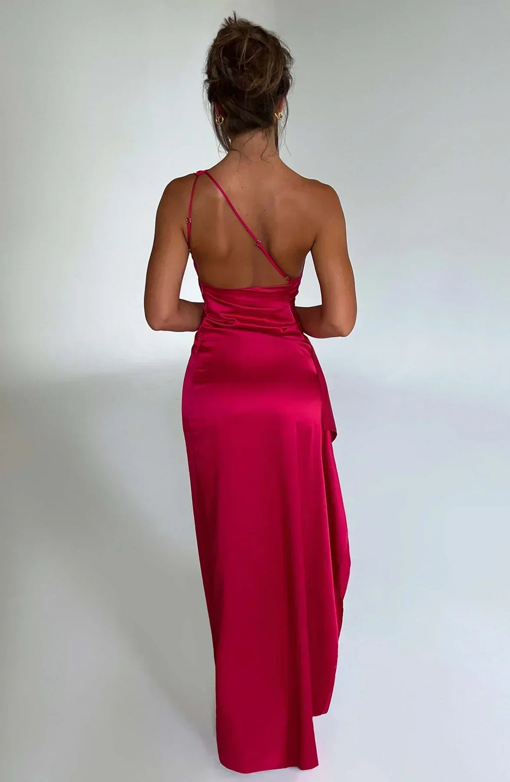 Refinado vestido largo asimétrico de invitada de boda con abertura elegante | Maxi