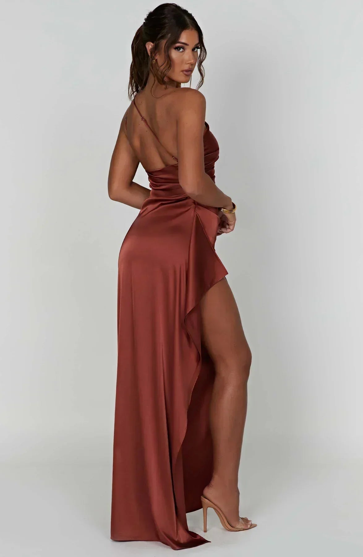 Refinado vestido largo asimétrico de invitada de boda con abertura elegante | Maxi