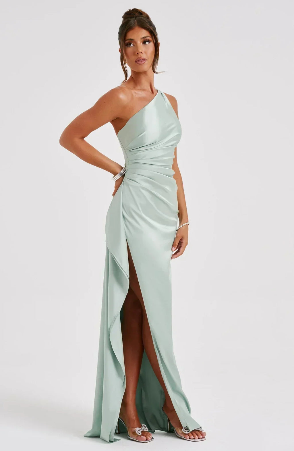 Refinado vestido largo asimétrico de invitada de boda con abertura elegante | Maxi