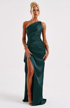 Refinado vestido largo asimétrico de invitada de boda con abertura elegante | Maxi