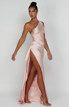 Refinado vestido largo asimétrico de invitada de boda con abertura elegante | Maxi