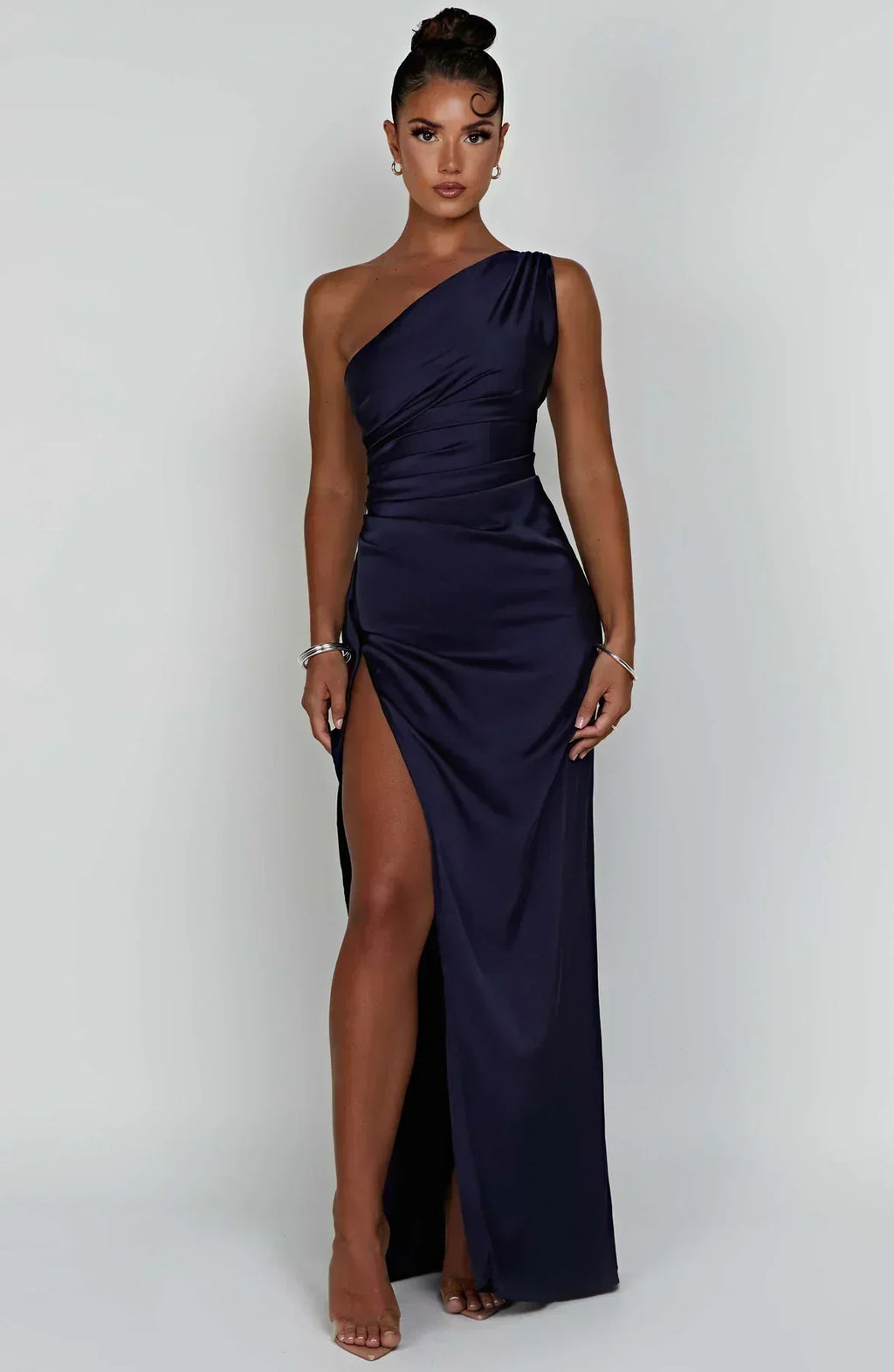 Refinado vestido largo asimétrico de invitada de boda con abertura elegante | Maxi