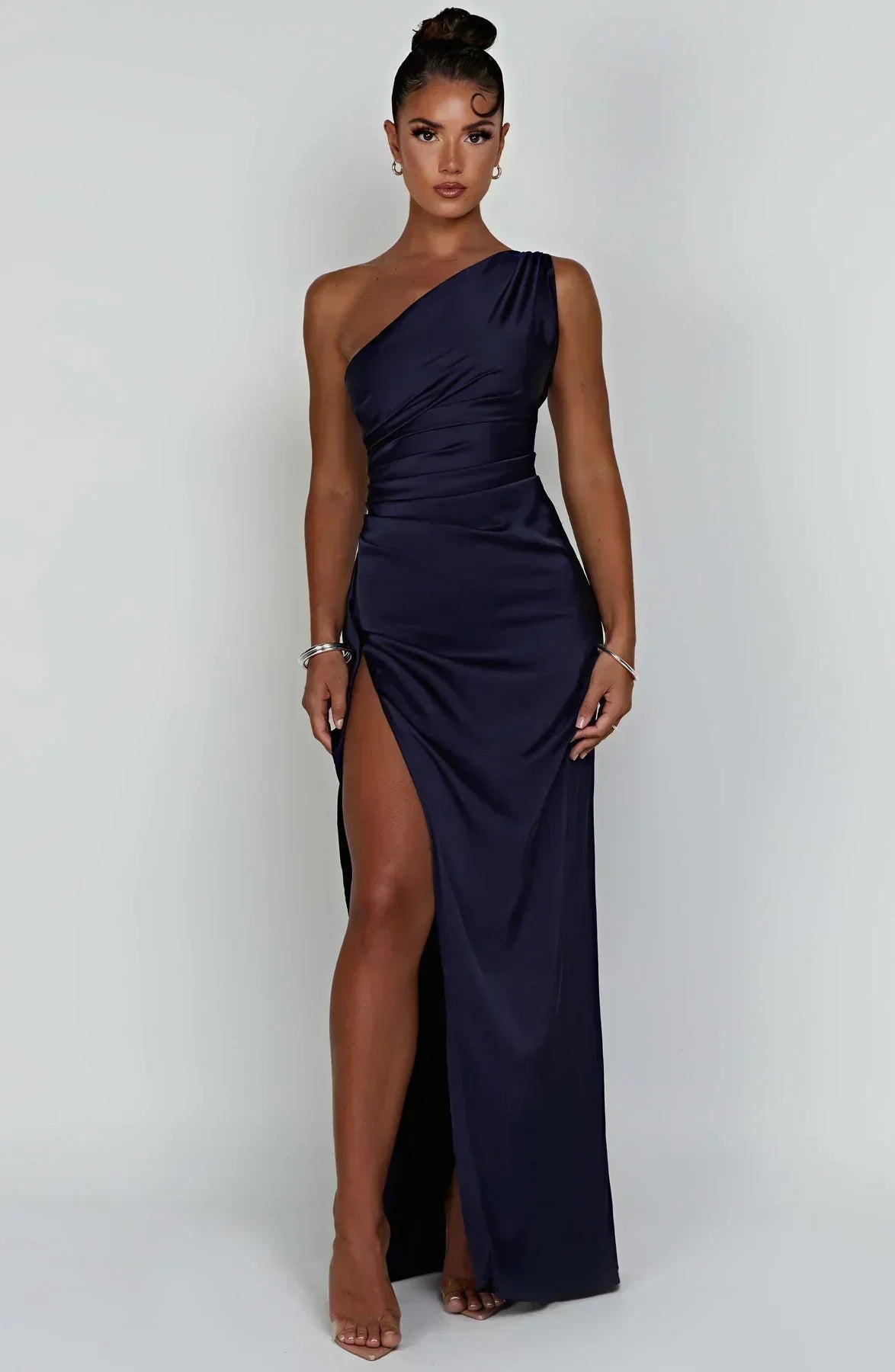 Refinado vestido largo asimétrico de invitada de boda con abertura elegante | Maxi