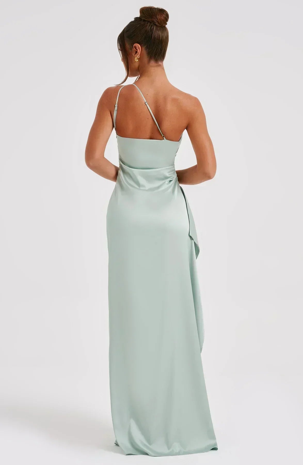 Refinado vestido largo asimétrico de invitada de boda con abertura elegante | Maxi