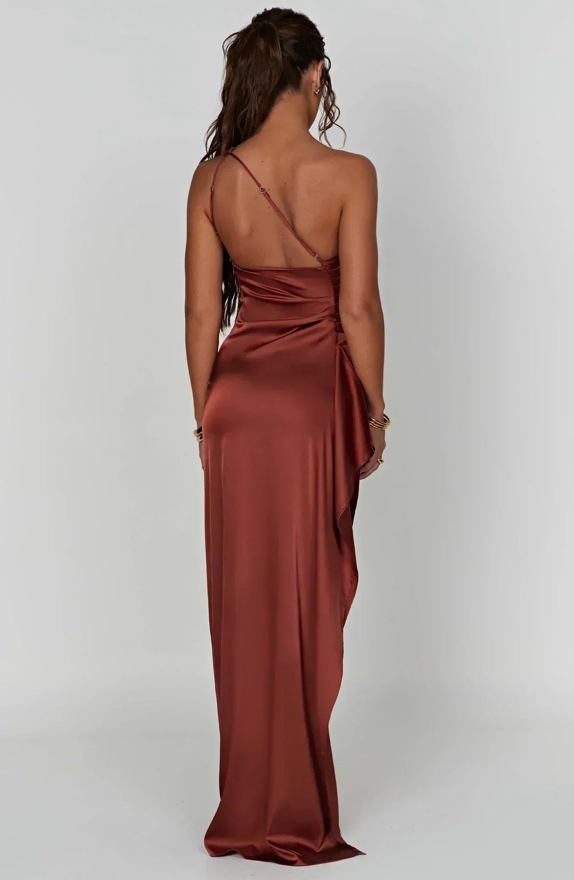 Refinado vestido largo asimétrico de invitada de boda con abertura elegante | Maxi