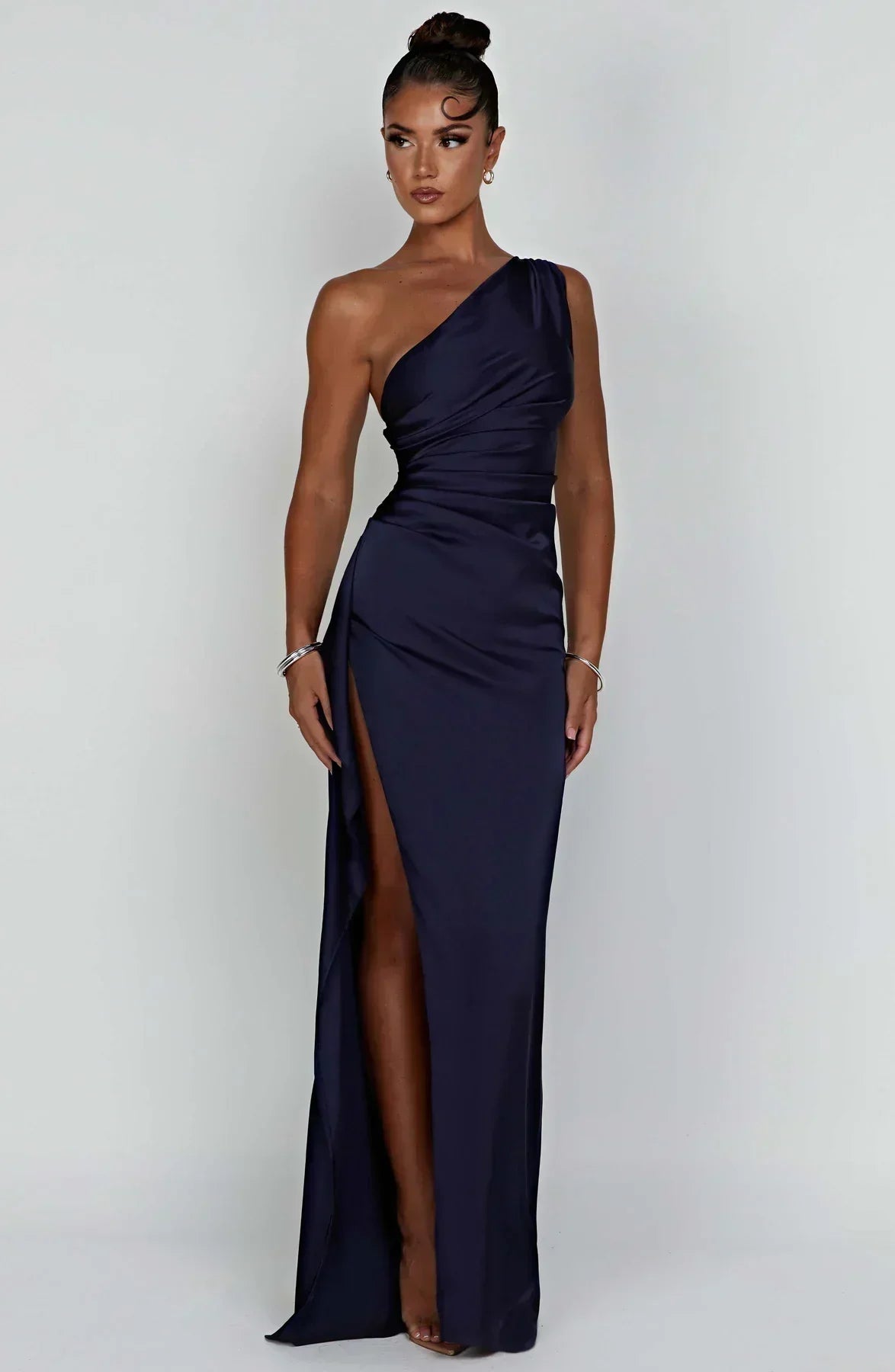 Refinado vestido largo asimétrico de invitada de boda con abertura elegante | Maxi