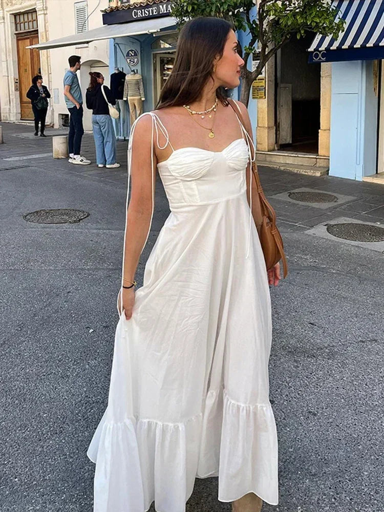 Elegante vestido largo blanco de invitada de boda y de ceremonia con tirantes finos y caída fluida | Maxi