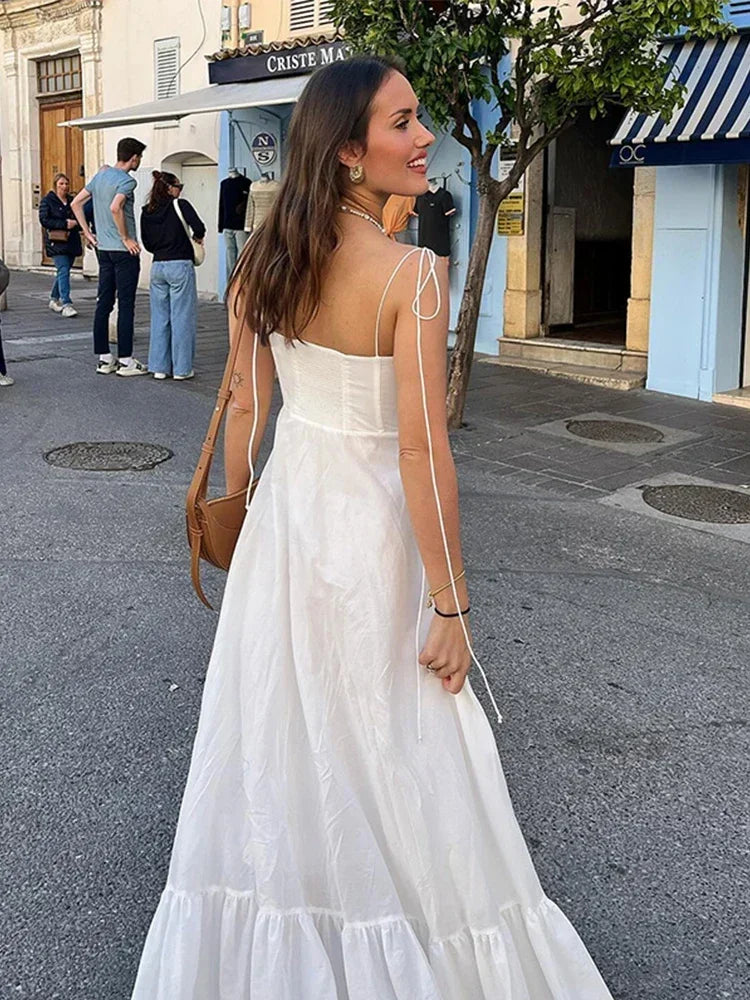 Elegante vestido largo blanco de invitada de boda y de ceremonia con tirantes finos y caída fluida | Maxi