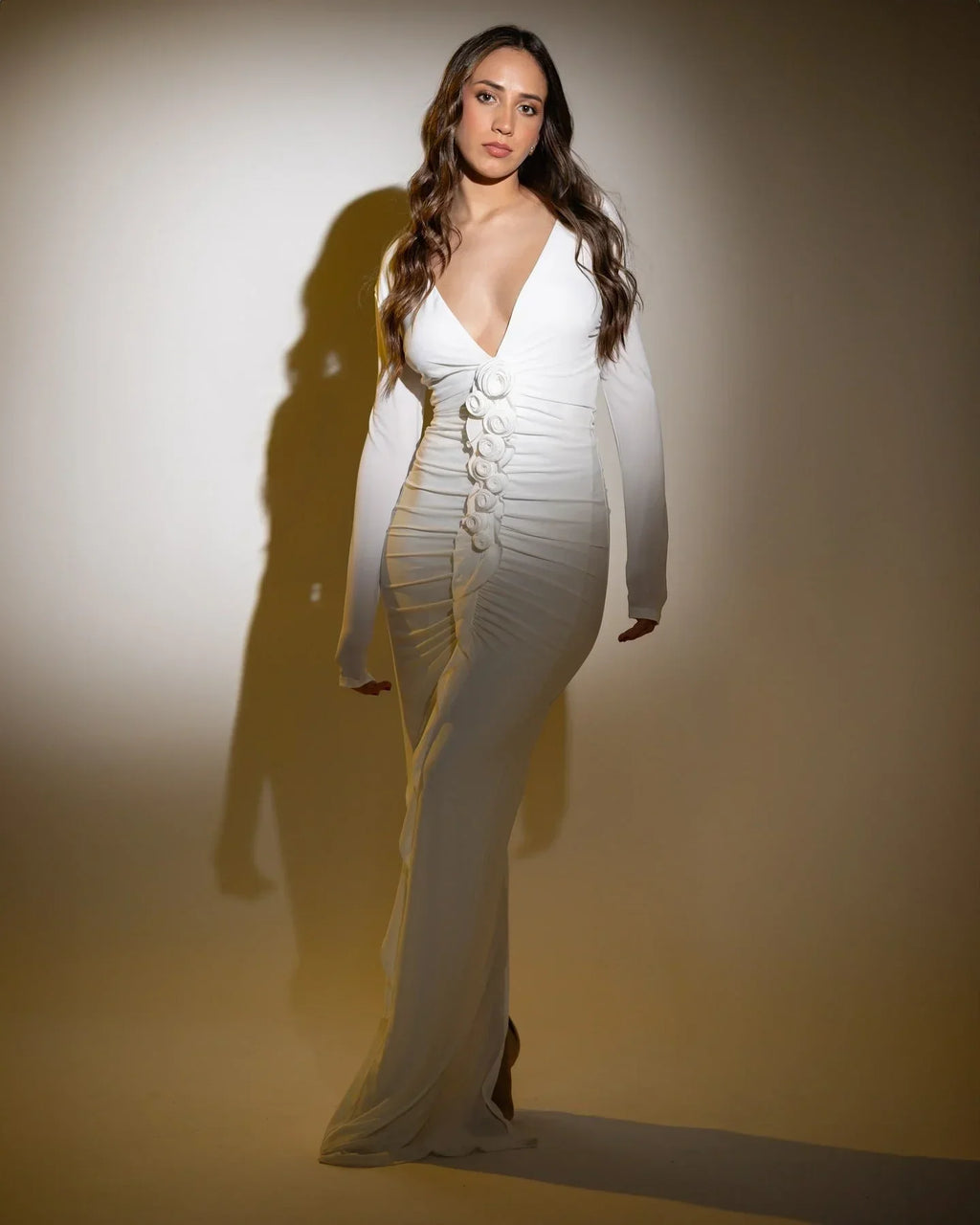 Elegante vestido largo blanco de invitada de boda y de ceremonia con manga larga y detalle fruncido | Maxi