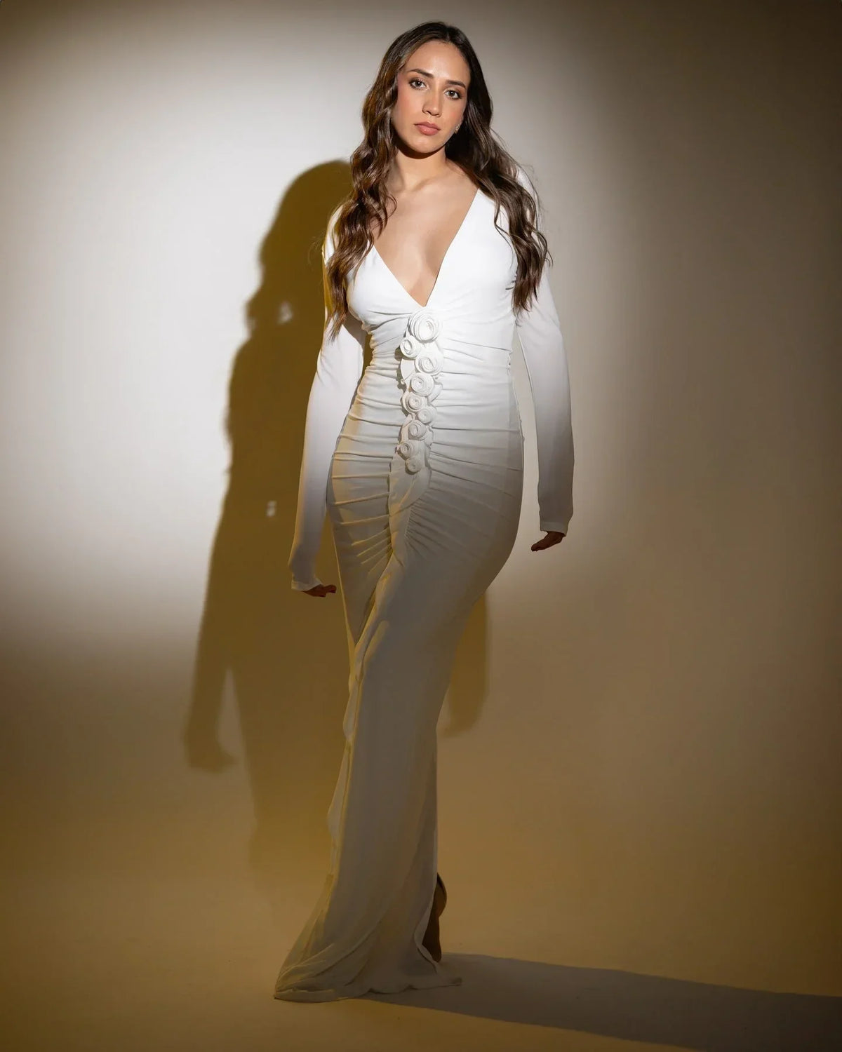 Elegante vestido largo blanco de invitada de boda y de ceremonia con manga larga y detalle fruncido | Maxi