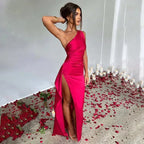 Estiloso vestido largo de invitada de boda y de fiesta con un solo hombro y abertura lateral | Maxi