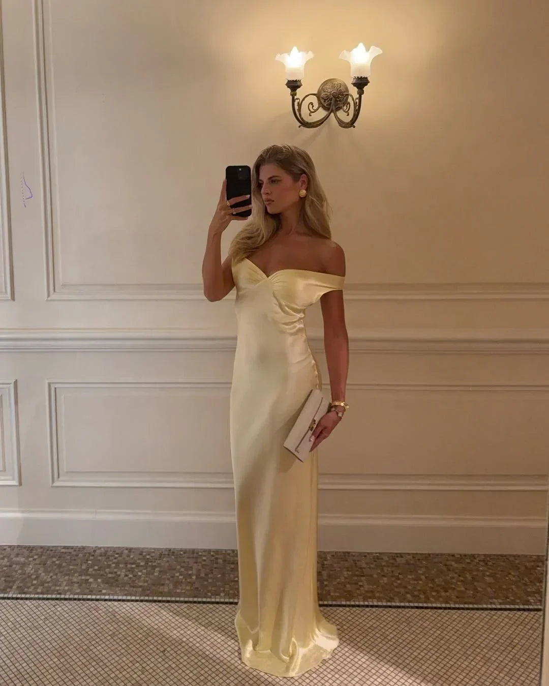 Refinado vestido largo amarillo de invitada de boda y de ceremonia con hombros descubiertos | Maxi