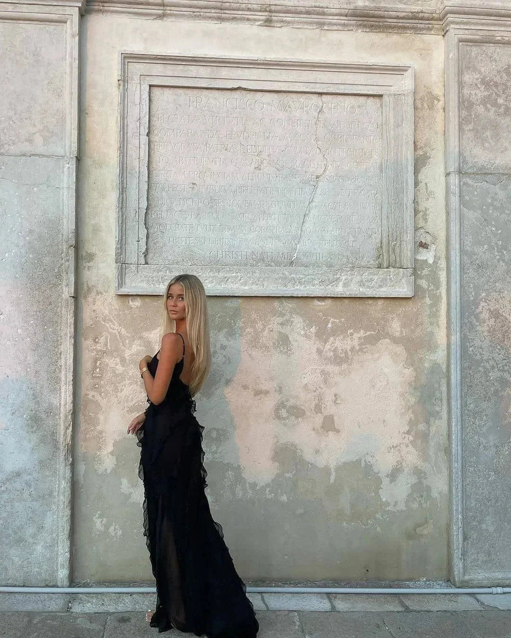 Elegante vestido largo de invitada de boda y de noche con volantes y tirantes ajustables | Maxi