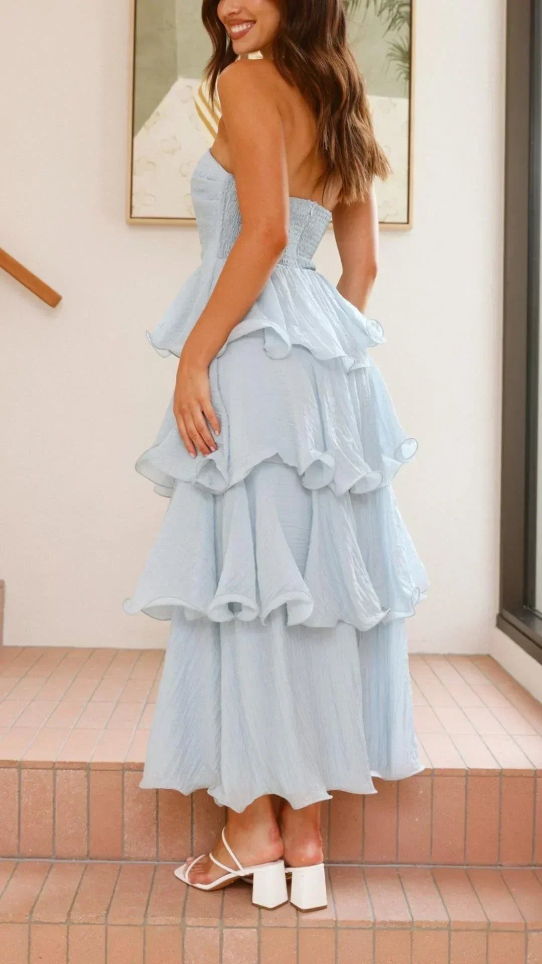 Elegante vestido largo de invitada de boda con volantes en capas y palabra de honor | Maxi