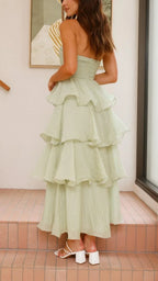 Elegante vestido largo de invitada de boda con volantes en capas y palabra de honor | Maxi