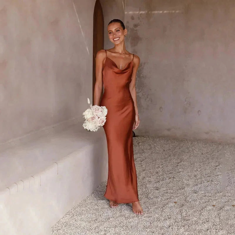 Elegante vestido largo de invitada de boda con cuello drapeado y sin mangas | Maxi