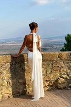 Sofisticado vestido largo blanco de invitada de boda con espalda descubierta y detalles de perlas | Maxi