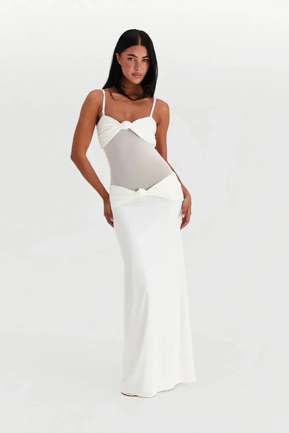 Refinado vestido largo palabra de honor de invitada de boda con transparencias y lazos | Maxi