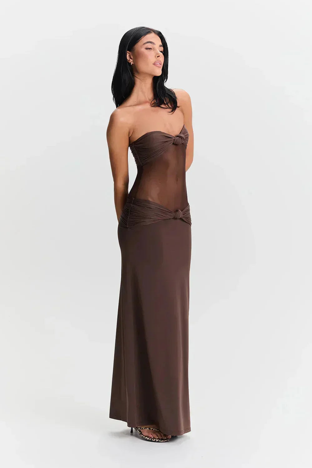 Refinado vestido largo palabra de honor de invitada de boda con transparencias y lazos | Maxi
