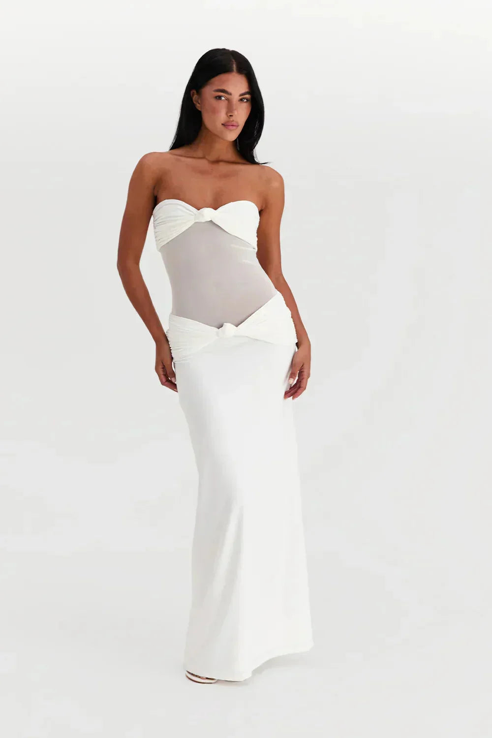 Refinado vestido largo palabra de honor de invitada de boda con transparencias y lazos | Maxi