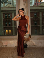 Sofisticado vestido largo de noche y de invitada de boda con cuello halter y espalda descubierta | Maxi