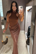 Sofisticado vestido largo de noche y de invitada de boda con cuello halter y espalda descubierta | Maxi