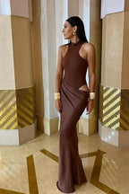 Sofisticado vestido largo de noche y de invitada de boda con cuello halter y espalda descubierta | Maxi