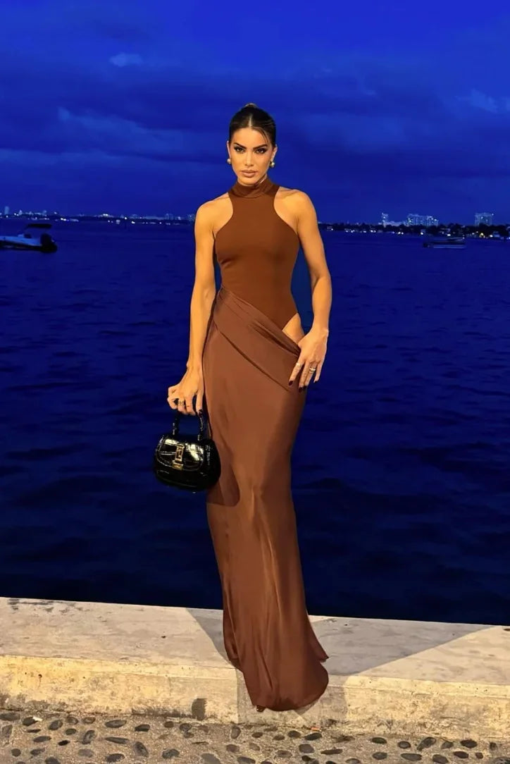 Sofisticado vestido largo de noche y de invitada de boda con cuello halter y espalda descubierta | Maxi