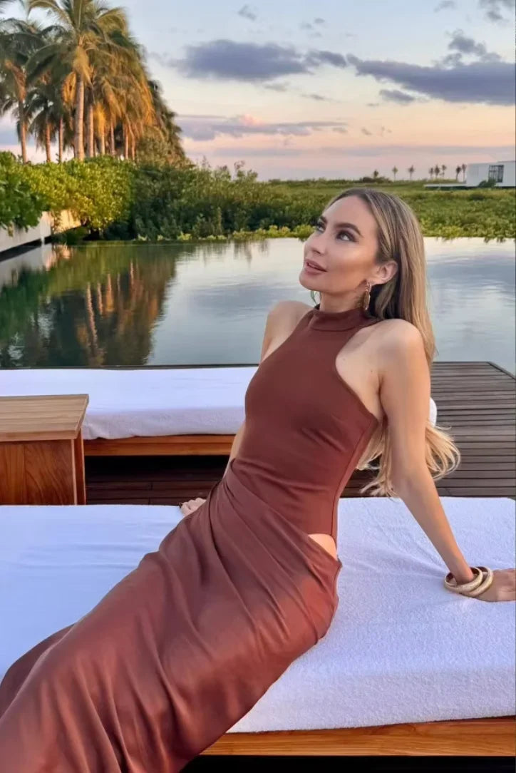 Sofisticado vestido largo de noche y de invitada de boda con cuello halter y espalda descubierta | Maxi