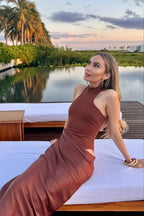 Sofisticado vestido largo de noche y de invitada de boda con cuello halter y espalda descubierta | Maxi