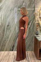Sofisticado vestido largo de noche y de invitada de boda con cuello halter y espalda descubierta | Maxi