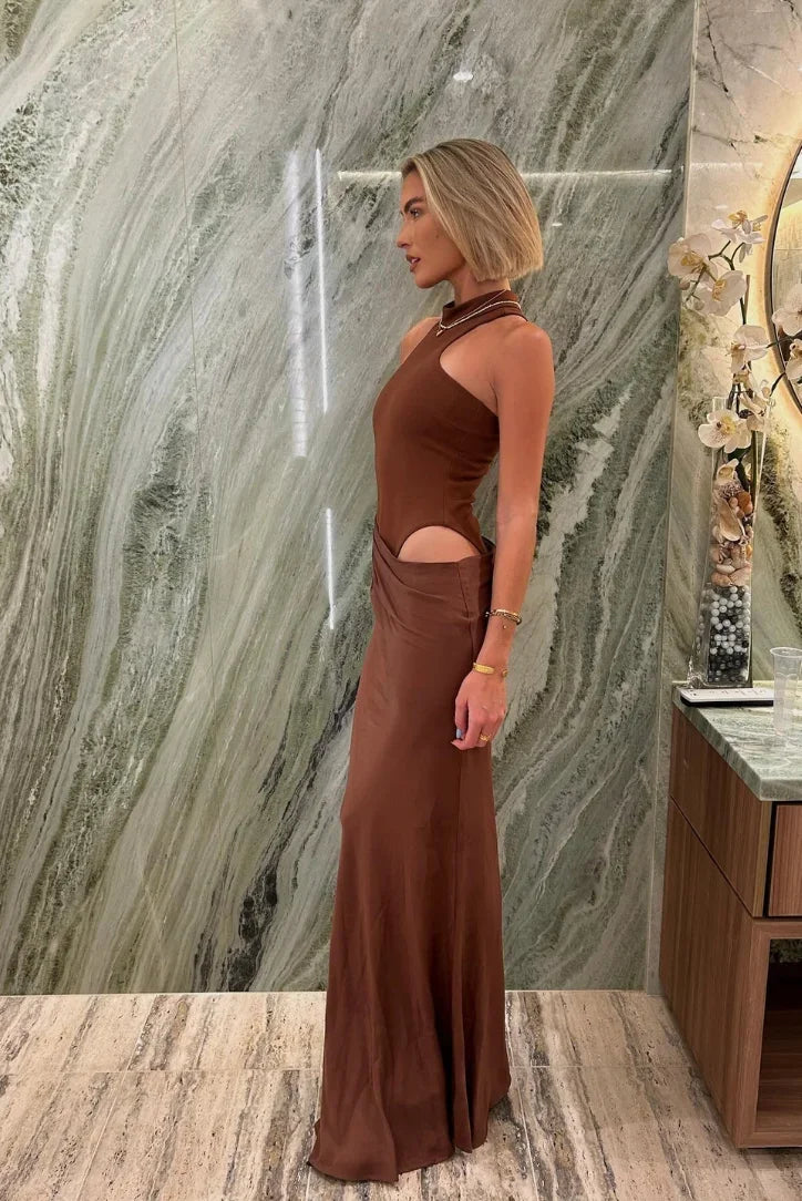 Sofisticado vestido largo de noche y de invitada de boda con cuello halter y espalda descubierta | Maxi