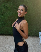 Sofisticado vestido largo de noche y de invitada de boda con cuello halter y espalda descubierta | Maxi