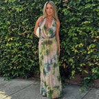 Estiloso vestido largo de invitada de boda con estampado tie dye y espalda descubierta | Maxi