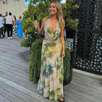 Estiloso vestido largo de invitada de boda con estampado tie dye y espalda descubierta | Maxi