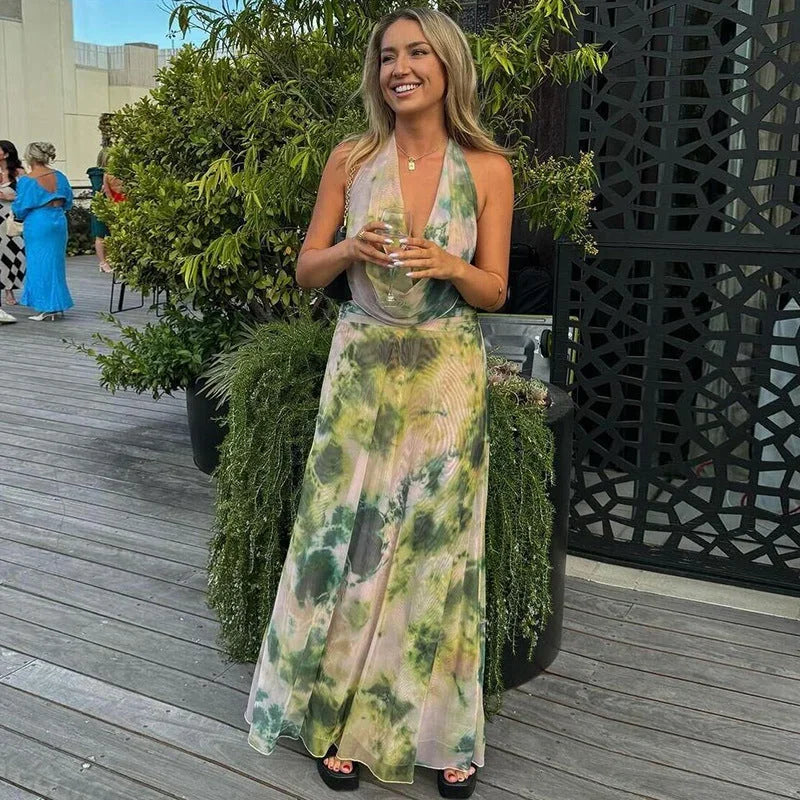 Estiloso vestido largo de invitada de boda con estampado tie dye y espalda descubierta | Maxi