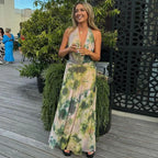 Estiloso vestido largo de invitada de boda con estampado tie dye y espalda descubierta | Maxi
