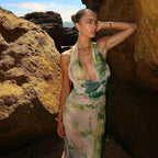 Estiloso vestido largo de invitada de boda con estampado tie dye y espalda descubierta | Maxi