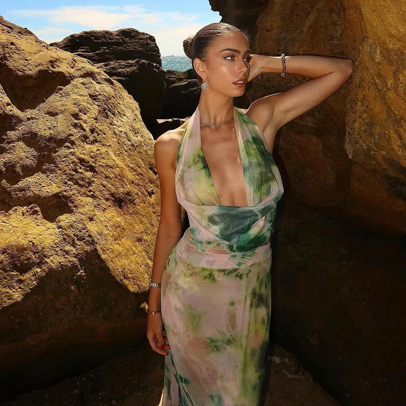 Estiloso vestido largo de invitada de boda con estampado tie dye y espalda descubierta | Maxi