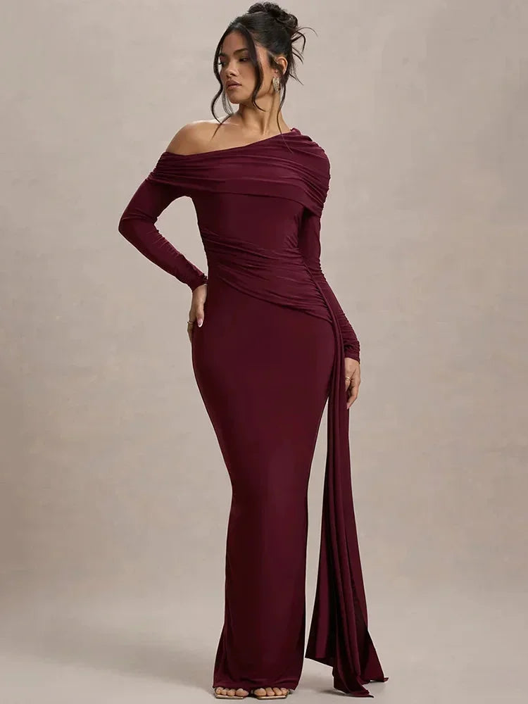 Refinado vestido largo drapeado de invitada de boda con hombros descubiertos y cola | Maxi