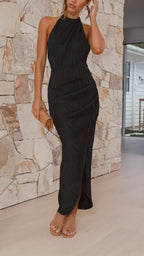 Estiloso vestido largo de noche y de invitada de boda con cuello halter y diseño plisado | Maxi